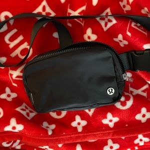 Lululemon athletics everywhere Fanny pack small bag black Euc